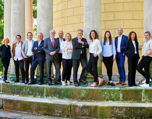 bhst-gruppenbild-team-auf-stiege